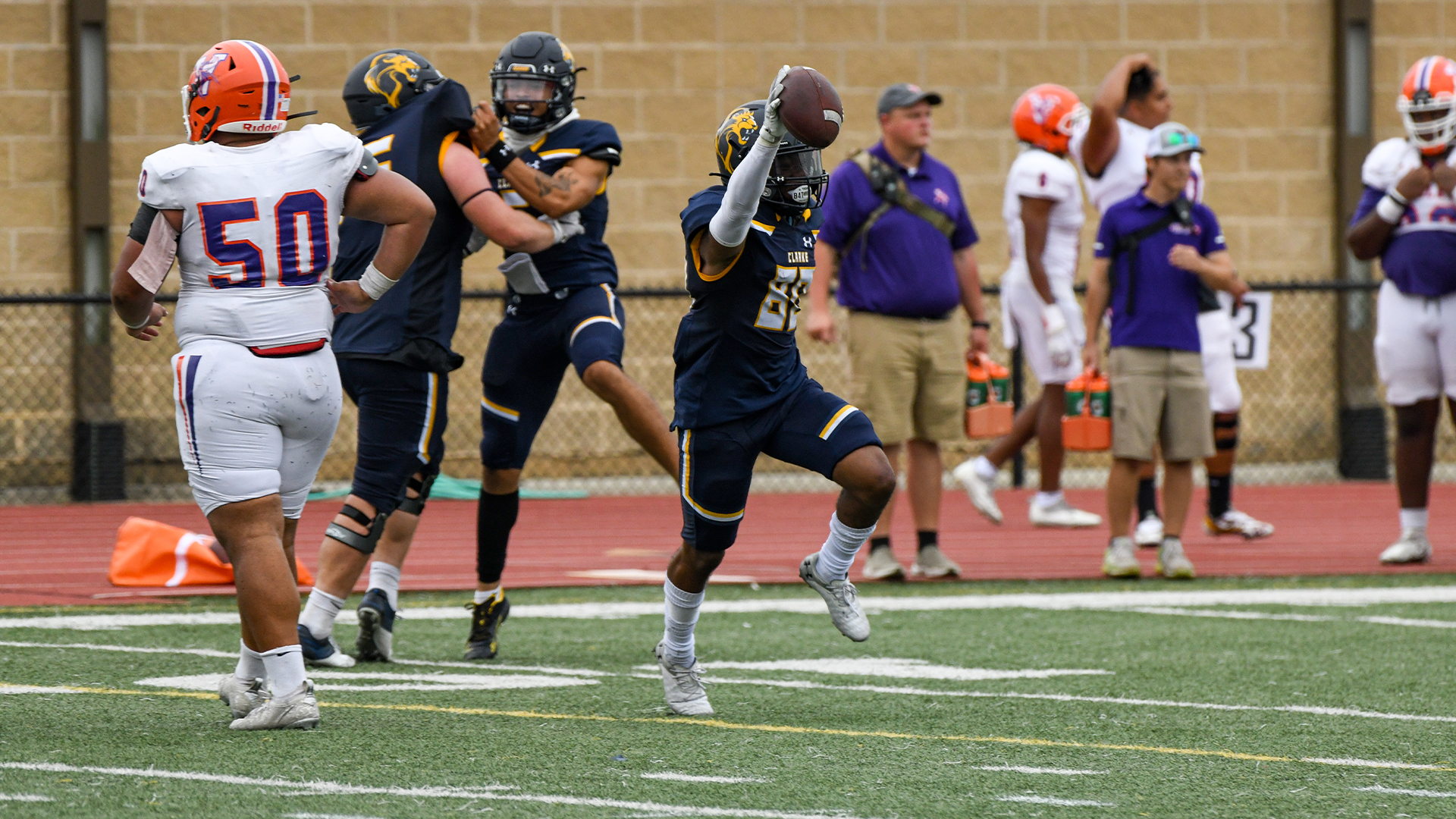 Williams Finds Wyer for Game-Winning Touchdown Against Missouri Valley