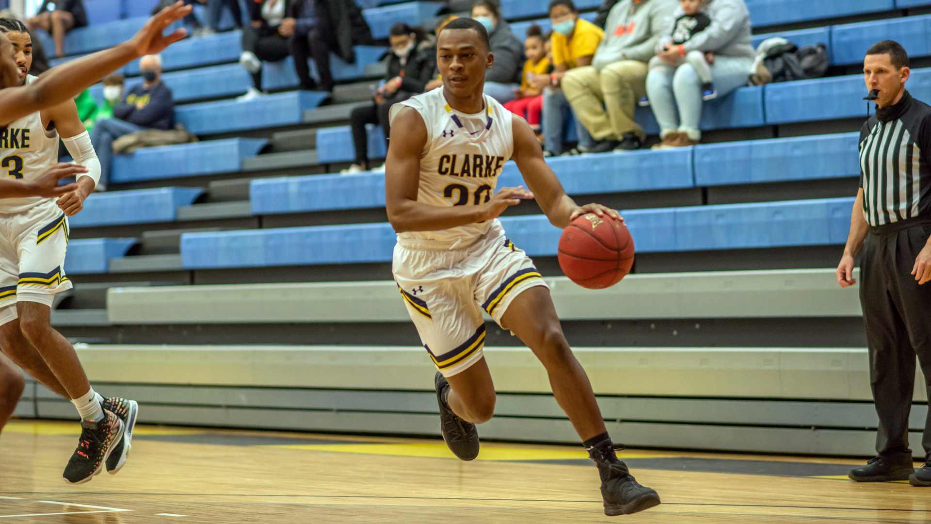 Daquon Lewis driving towards the basket