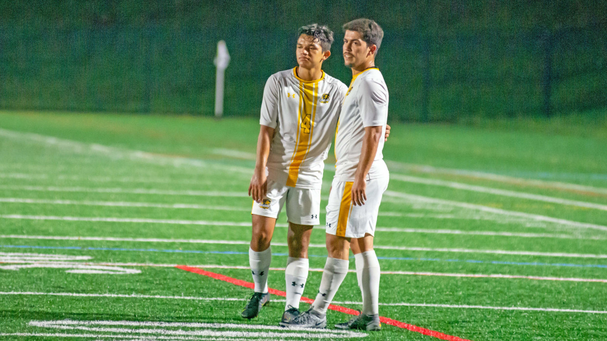 Elvin Carrasco and Mauricio Dos Santos gathered on the field